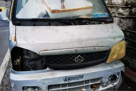 情报站|济南七里山一“僵尸车”成“拦路虎”，锈迹斑斑堆满杂物图片