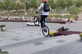 未成年人街头飙“速降自行车”成风潮，谁在怂恿这种危险的“炫技”？图片