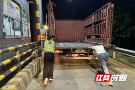 永州高速江永中心收费大站：货车故障滞留 收费班长化身推车“大力士”图片