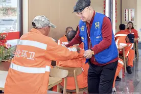 暖心又暖胃！岛城一面馆请环卫工人免费吃面，致敬最美劳动者图片