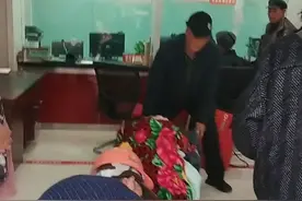在银行办业务要将办理人用担架抬入？当事银行回应图片