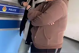 男子捡手机归还，失主却称手机壳内200元丢失 捡手机方：不愿对方被网暴图片