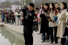 长沙保安大叔，你火啦！网友排队，根本停不下来图片