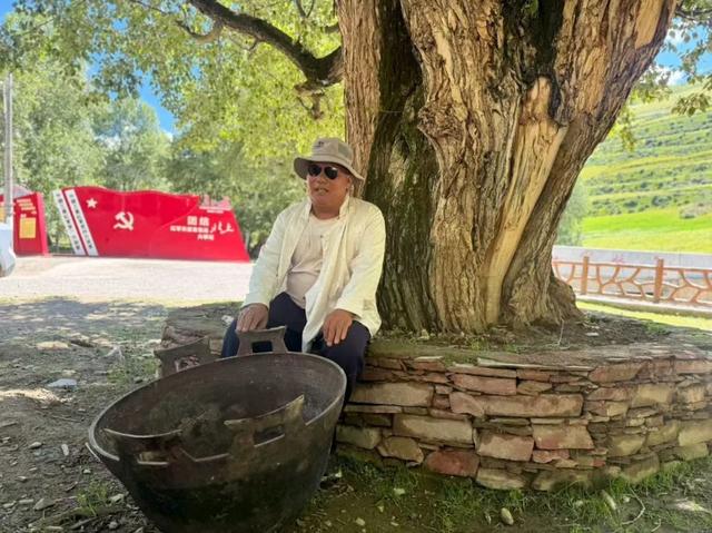 甘孜金马草原：红军锅铭刻八十九载团结志，胡杨林守望两万里路长征心