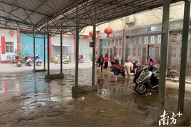 村民争当监工，在这个村竟是常态图片