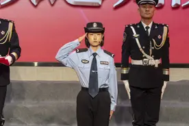 英模父亲因公殉职4年后，女儿重启警号！图片