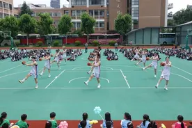 小手牵大手，向明学子迎来“萌娃加油团”图片