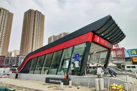 西安地铁口造型遭网友吐槽“像棺材” ，当地：借鉴始皇冠冕造型图片