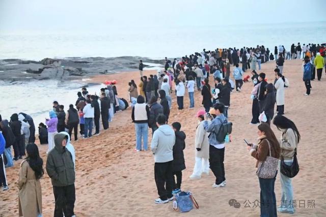今晨5时41分，日照海边挤满了人！