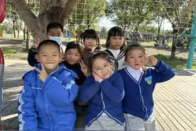 “小手拉小手，真暖！”图片