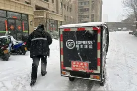 快递迎雨雪天：供应红糖水、姜茶和应急感冒药品，维护快递时效图片