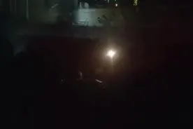 雅康高速隧间桥因泥石流垮塌，有车辆掉坠！甘孜多条国道中断图片