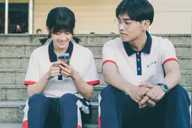 初二女儿对着手机傻笑，妈妈在书包里发现情书：天要塌了图片