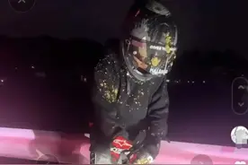 因摩托车炸街扰民，村民用大粪封路？官方回应：不是故意的图片