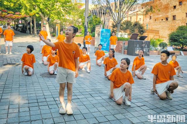 “爱在青岛的街头”快闪上演，老青少三代用歌舞燃动夏日