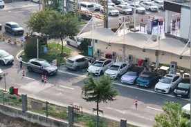 占位费每小时达384元！新能源汽车充电桩咋成了“充电刺客”？图片