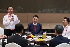 尹锡悦吃海鲜午餐被批“作秀”，在野党：干脆把核污染水运到总统府图片