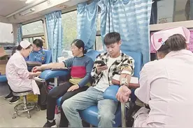 汉川干群踊跃无偿献血图片