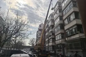 拆除、加固楼顶设施，大风预警下社区展开“高空守护”行动图片