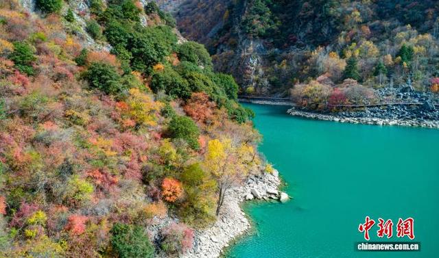 四川茂县松坪沟景区斑斓彩林如画