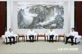 徐麟李炳军会见出席2025数博会的中国移动通信集团党组书记、董事长杨杰一行图片