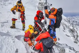尼泊尔人从海拔8000米“死亡地带”运回4具遗体，登山专家：非常危险图片