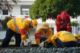 铁路部门多聚并措战高温 护航暑运平安路图片