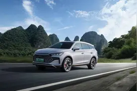 全系标配云辇-C系统，比亚迪唐两款产品上市图片