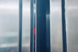 东明首家！物业公司为小区电梯安装电车上楼阻止器图片