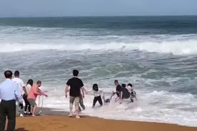 海南万宁海边一小孩被巨浪卷走 白衣小哥冒险救人图片