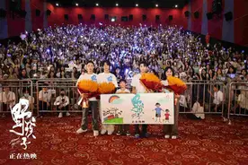 《野孩子》上映首日票房夺冠，王俊凯即兴巧思，细节藏着暖暖心意图片