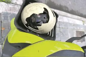 头盔变成垃圾箱 车牌遭暴力损毁 这样的“共享电马儿”你还敢骑吗？图片