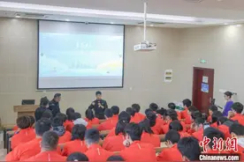 中国短跑运动员苏炳添亮相2024年田径后备人才精英训练营图片