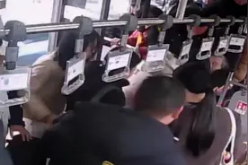 宁波全城寻人！慈溪公交上众人上演生死大营救 这一幕被拍下图片