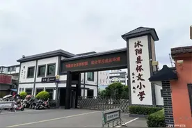 江苏一学校整层楼被鉴定违建后2年才拆？谁该担责？图片