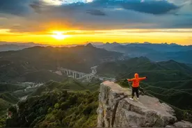 「欢度国庆」节假日游玩选择多，爬山怎么样？图片
