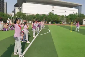 济南高新一实验举办“放飞梦想”纸飞机比赛图片