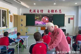 蹲点报告｜儿童福利院里的“亲亲妈妈”们，成为孩子们隐形的翅膀图片