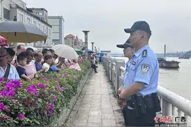 龙舟竞渡西江 梧州万秀警方藏蓝“安全线”护平安图片