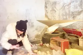 “不是我的东西才拿呢”！网红拿无人区“救命粮”喂狗，账号被封！当地回应图片