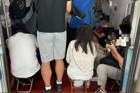 多地地铁提醒勿做“板凳族” 行车安全和乘客舒适需求如何兼顾？｜封面深镜图片