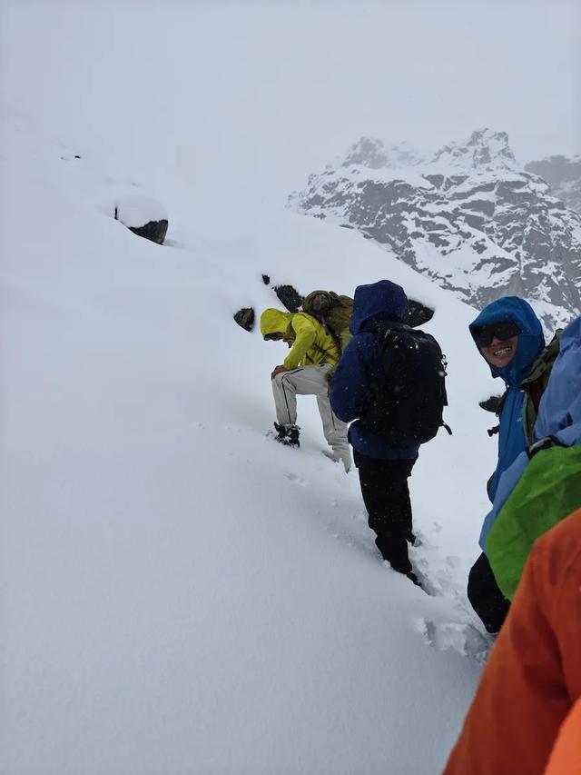 珠峰暴雪中“人肉开路”带百人突围的向导找到了，曾在广东做户外领队，讲述从受困到脱险全过程