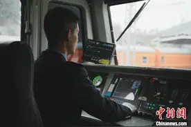 （新春走基层）贵州“95后”双胞胎火车司机迎来首次春运图片
