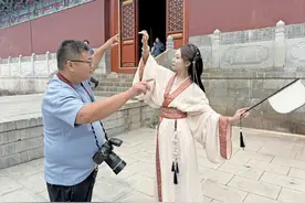 这位摄影师在大明湖畔当“月老”图片