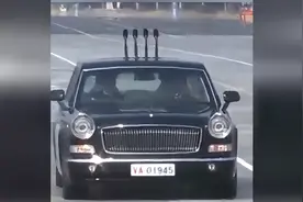 车牌号1945检阅车立麦前是空着的，致敬抗战先烈！