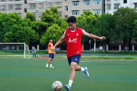 湘超联赛湖南企业家“提前上场”：奖车、定制战袍、征集口号助阵家乡队图片