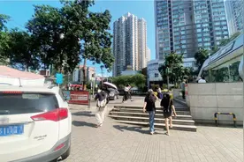 民呼我为｜停车场建在人行道上隐患多图片