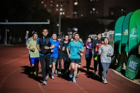 配速员的脚步：他们如何引领苏州河半程马拉松？图片