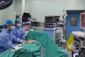 女孩胸部小硬块因未及时治疗发展为“鸵鸟蛋”，经微创手术切除图片