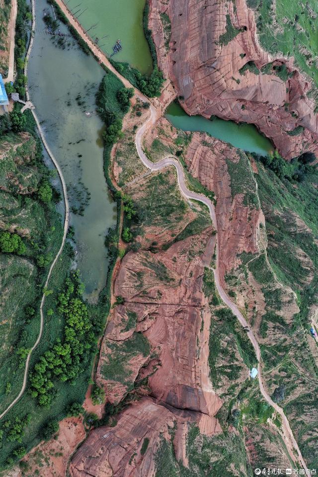 陕西靖边波浪谷，水上丹霞地貌